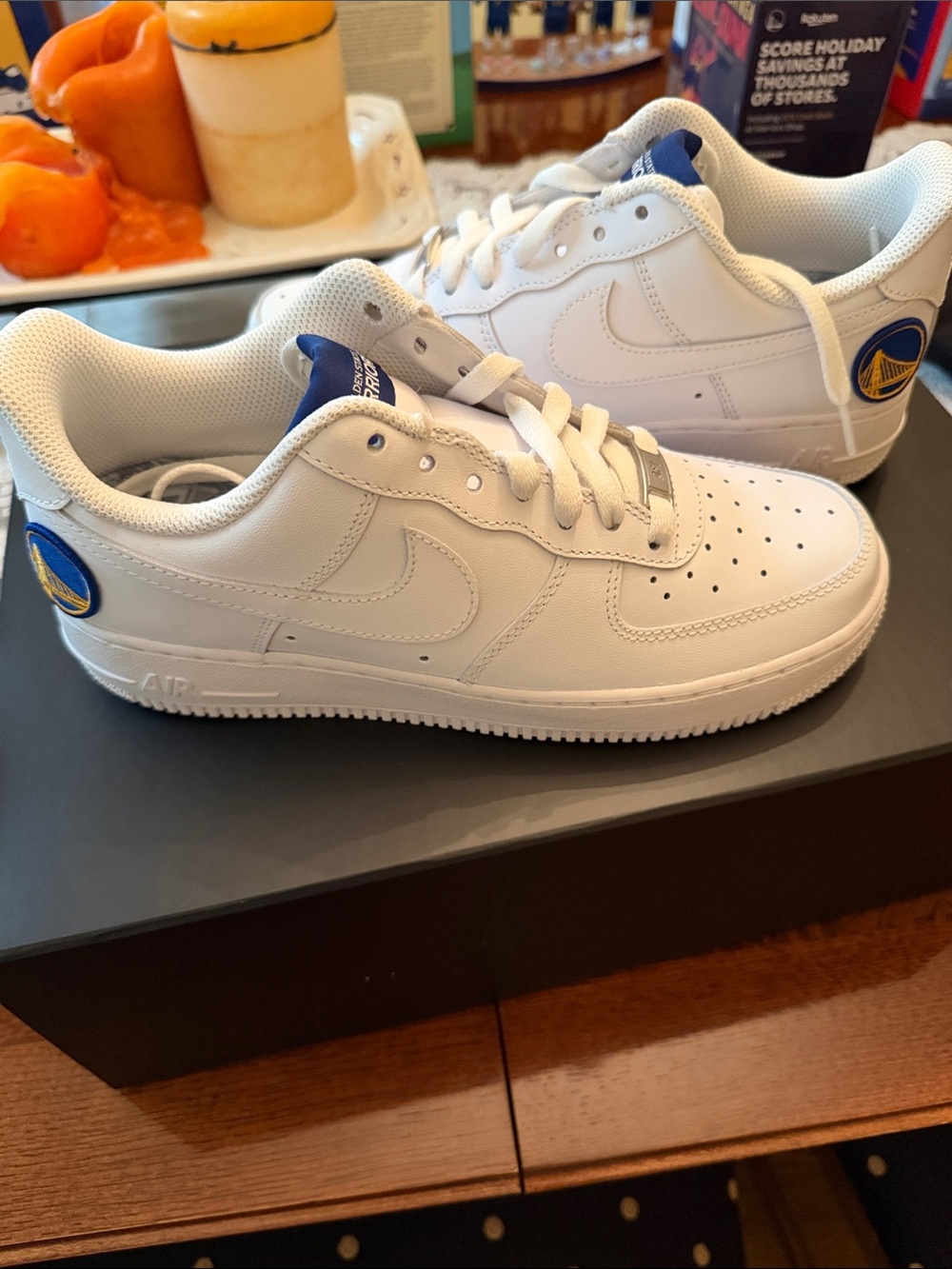 Nike Size 6.5 Boyโs/Menโs or 8 Womenโs White Low-Top Sneakers with Warriors Logo